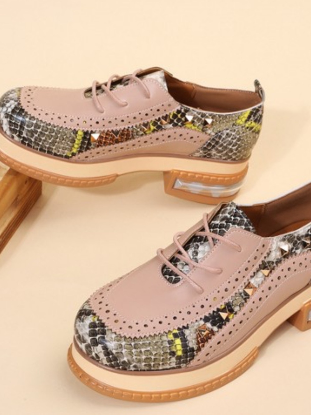 Funky Vintage-style British Snakeskin Print Oxfords